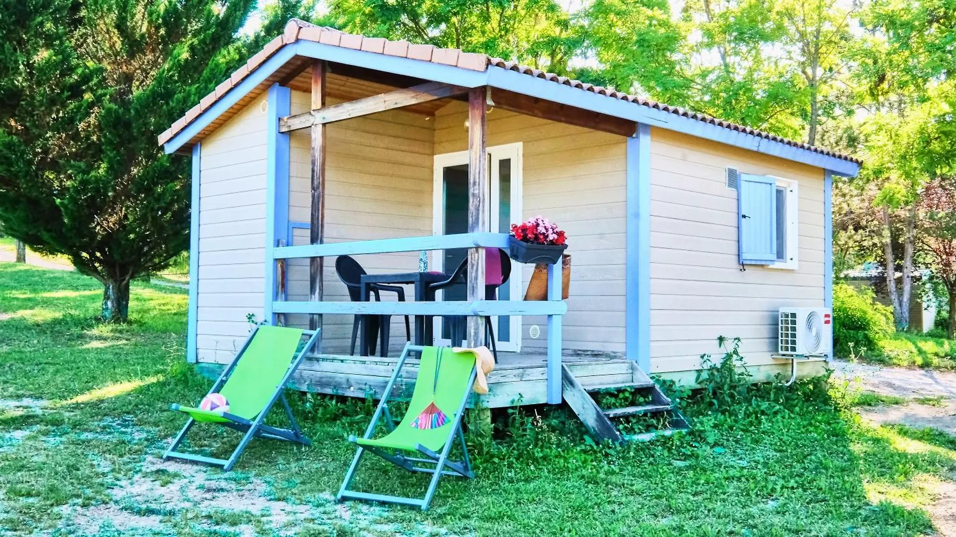 Camping Le Couriou Recoubeau-Jansac 4*,